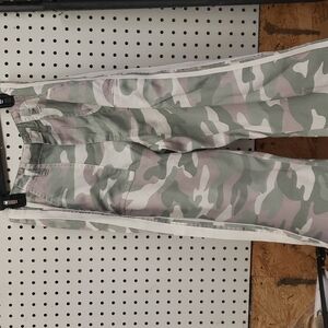 Boston prop women's crop pants size 6 camo Great condition